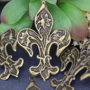 10 Antique bronze fleur de lis charms metal fleur de lis pendant 36mm x 57mm stamped iron fleur de Lis French style art nouveau
