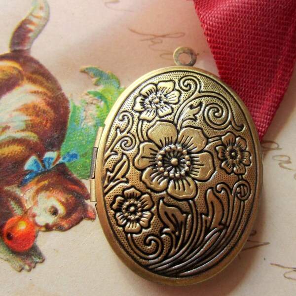 3 Bronze lockets Engraved floral Oval lockets  victorian style jewelry photo locket  brass 24mm x 30mm LOC7-SB3