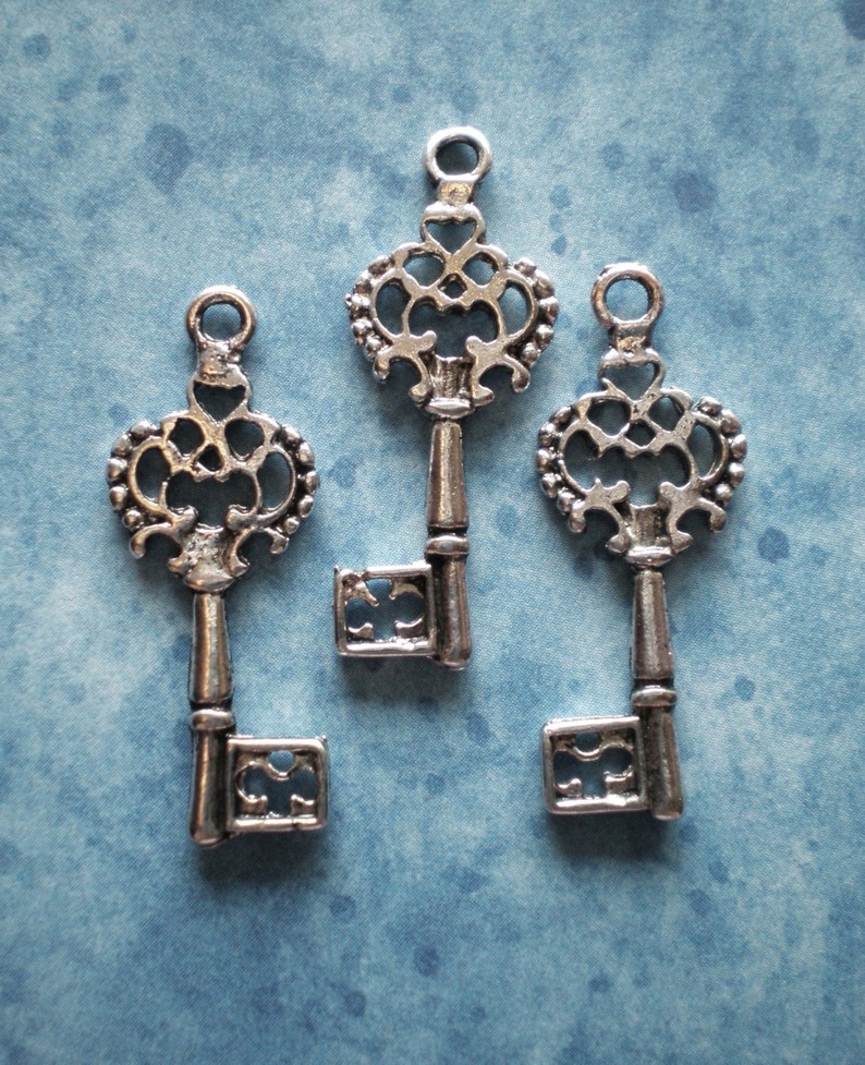 10 skeleton key jewelry charms silver metal 28x12x2mm JJ2 image 1