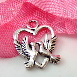12 dijes de pájaros del amor de plata, dijes de boda en tono plateado de 18 mm x 15 mm, colgante de aniversario de paloma de pájaros besándose, suministro de joyería para dama de honor
