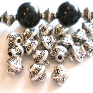 Cuentas bicónicas tibetanas de plata antigua (7 x 6 mm) – Suministros para joyería