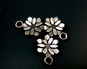24 Silver Flower charms daisy blossoms wedding supplies  jewelry findings 14mm x 9mm antique silver flower charms