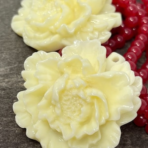 2 Ivory White flower pendants Cream  white cabochons flat back resin flower 48mm x 50mm