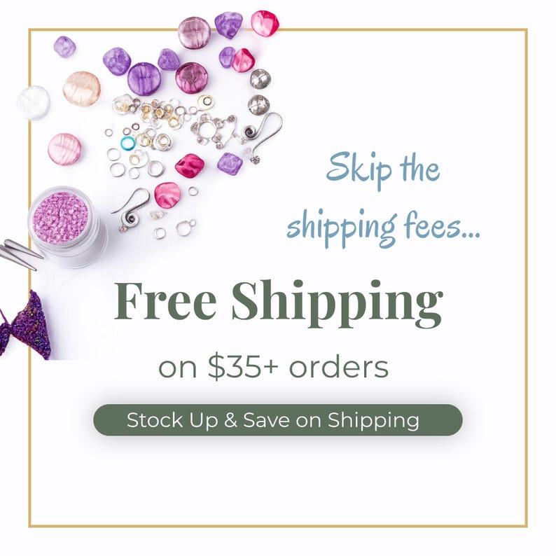 Op de afbeelding: Afbeelding met diverse knutselmaterialen, waaronder kralen in roze, paarse en zilveren tinten, samen met sieradenonderdelen. De tekst "Free Shipping" is prominent aanwezig, met extra tekst die besparingen op bestellingen promoot.