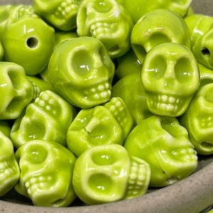 Handgemachte Porzellan Perlen, 10 Halloween Schmuck DIY Material, Schädel, grün gelb