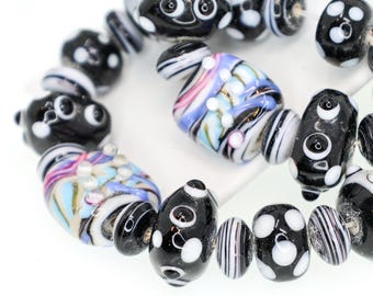 Schwarz-weiße Lampwork-Perlenkette, gemischte Glasperlen, farbenfrohe Schmuckperlen im handgefertigten Stil