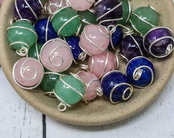 Colgantes redondos de piedras semipreciosas envueltos en alambre, cuarzo rosa y verde, amatista y lapislázuli envueltos en piedras semipreciosas, colgantes, cantidad: 8