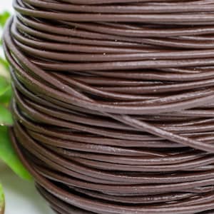 Sienna Rindsleder Schnur 2 mm - Runde Lederschnur für Schmuckherstellung, rustikale Wickelarmbänder, Bolo Krawatten, Basteln, 15m