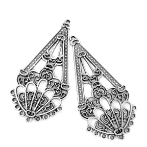 Peut inclure: Deux composants de boucles d'oreilles en filigrane argent&eacute;. Chaque composant est en forme de goutte d'eau avec des motifs ajour&eacute;s complexes. Les composants ont une s&eacute;rie de petits trous le long du bord inf&eacute;rieur et une boucle en haut.