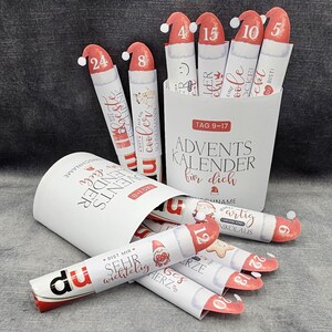 Könnte beinhalten: Ein weißer Adventskalender mit roten Akzenten, der nummerierte Röhren mit Weihnachtsmützen zeigt. Der Kalender enthält den Text "ADVENTS KALENDER für dich" und einzelne Röhren mit Zahlen und festlichen Designs, ideal für Weihnachten.