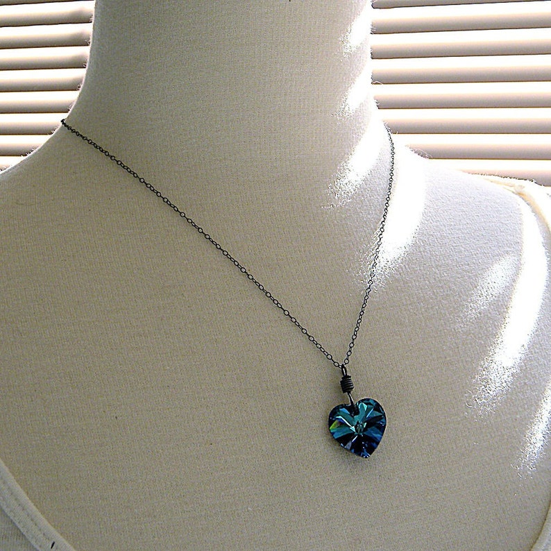 Bleu coeur collier Valentine bijoux cristal Swarovski facettes océan bleu coeur vert en argent Sterling oxydé Collier coeur Ultramarin image 3