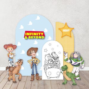 Puede incluir: Decoraciones para fiestas con tem&aacute;tica de Toy Story con Woody, Buzz Lightyear, Jessie y otros personajes. Las decoraciones incluyen un tel&oacute;n de fondo azul y blanco con nubes y el texto "Infinito y m&aacute;s all&aacute;", un recorte blanco de los personajes en una camioneta y un recorte amarillo de Buzz Lightyear con el texto "Sheriff".