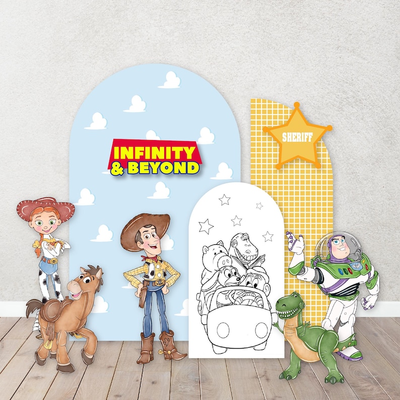 Puede incluir: Decoraciones para fiestas con tem&aacute;tica de Toy Story con Woody, Buzz Lightyear, Jessie y otros personajes. Las decoraciones incluyen un tel&oacute;n de fondo azul y blanco con nubes y el texto "Infinito y m&aacute;s all&aacute;", un recorte blanco de los personajes en una camioneta y un recorte amarillo de Buzz Lightyear con el texto "Sheriff".