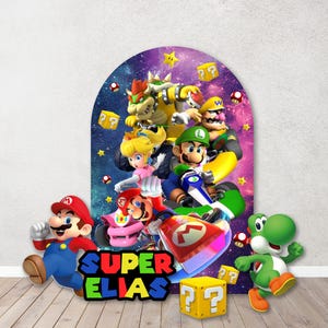Może przedstawiać: Łukowate tło przedstawiające Mario, Luigiego, Księżniczkę Peach, Bowsera, Wario i Yoshiego w gokartach na tle fioletowej galaktyki z unoszącymi się blokami z pytajnikami i gwiazdami. Napis SUPER ELIAS jest wyświetlany kolorową czcionką.