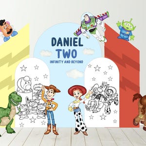 Puede incluir: Un tel&oacute;n de fondo de fiesta con tem&aacute;tica de Toy Story colorido con un arco azul que dice "DANIEL TWO INFINITY AND BEYOND". El tel&oacute;n de fondo presenta personajes de la pel&iacute;cula, incluidos Woody, Buzz Lightyear, Jessie y Rex.