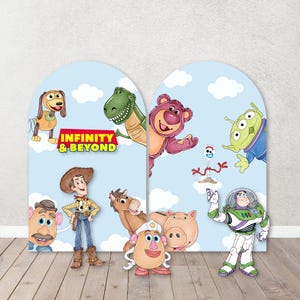 Puede incluir: Un conjunto de 10 figuras de cart&oacute;n para colocar de pie de personajes de la franquicia de pel&iacute;culas Toy Story. Los personajes incluyen a Woody, Buzz Lightyear, Jessie, el Sr. y la Sra. Potato Head, Rex, Slinky Dog, Hamm y Bullseye. Las figuras est&aacute;n impresas sobre un fondo azul con nubes blancas y el texto "Infinito y m&aacute;s all&aacute;".