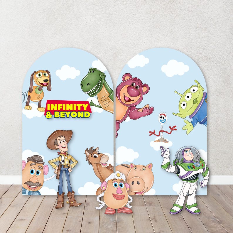 Puede incluir: Un conjunto de 10 figuras de cart&oacute;n para colocar de pie de personajes de la franquicia de pel&iacute;culas Toy Story. Los personajes incluyen a Woody, Buzz Lightyear, Jessie, el Sr. y la Sra. Potato Head, Rex, Slinky Dog, Hamm y Bullseye. Las figuras est&aacute;n impresas sobre un fondo azul con nubes blancas y el texto "Infinito y m&aacute;s all&aacute;".
