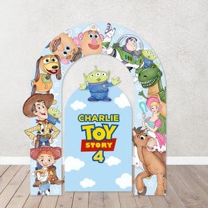 Puede incluir: Un tel&oacute;n de fondo de arco azul y blanco con tem&aacute;tica de Toy Story. El arco presenta personajes de la pel&iacute;cula, incluidos Woody, Buzz Lightyear, Jessie y Rex. El texto "CHARLIE TOY STORY 4" est&aacute; impreso en el arco.