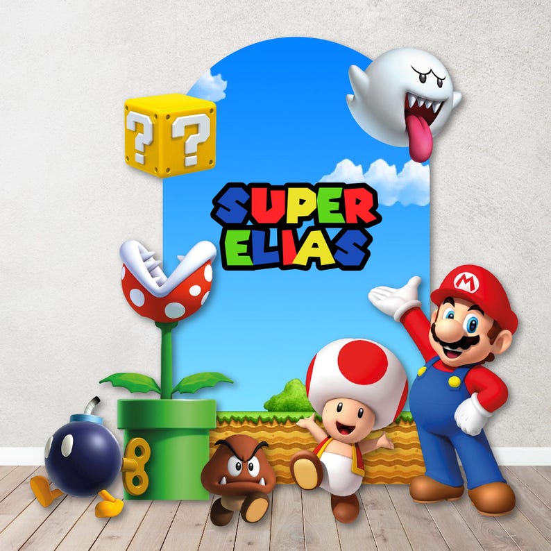 Może przedstawiać: Dekoracyjne tło w kształcie łuku z niebieskim niebem i zielonym podłożem, przedstawiające postacie z Super Mario, w tym Mario, Toada, roślinę Piranha, Goombę, Bob-omba, Boo oraz ż&oacute;łty blok z pytajnikiem, z napisem SUPER ELIAS.