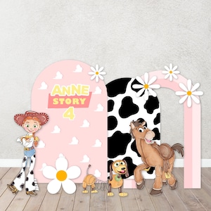 Puede incluir: Tel&oacute;n de fondo rosa y blanco con un patr&oacute;n de estampado de vaca, con personajes de la pel&iacute;cula Toy Story. El tel&oacute;n de fondo incluye el texto "Anne Story 4".