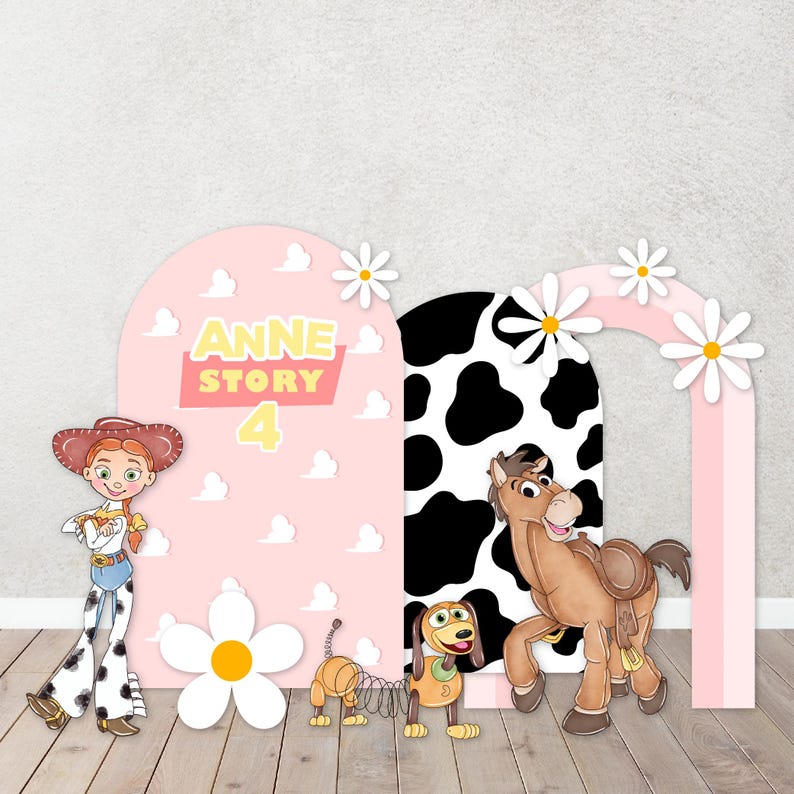 Puede incluir: Tel&oacute;n de fondo rosa y blanco con un patr&oacute;n de estampado de vaca, con personajes de la pel&iacute;cula Toy Story. El tel&oacute;n de fondo incluye el texto "Anne Story 4".