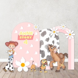 Puede incluir: Fondo rosa y blanco con un patr&oacute;n de estampado de vaca, un arco rosa con margaritas blancas y un arco rosa con el texto "Anne Story 4". El fondo presenta una imagen de dibujos animados de una vaquera, un caballo marr&oacute;n y un perro amarillo.