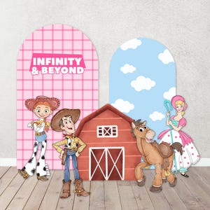 Puede incluir: Un conjunto de recortes de cart&oacute;n con personajes de la franquicia Toy Story. Los recortes incluyen a Woody, Jessie, Bo Peep y Bullseye. Los recortes est&aacute;n frente a un fondo a cuadros rosa y blanco con el texto "INFINITY & BEYOND" y un fondo azul con nubes blancas. Tambi&eacute;n hay un recorte de granero rojo.