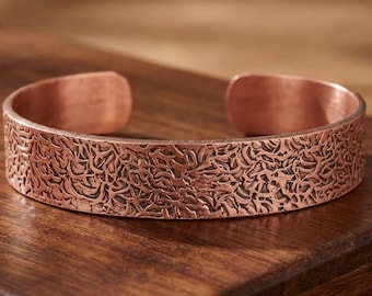 Tief geätztes Kupferarmband, robuste Erdtextur-Manschette, Armreif im Industriestil
