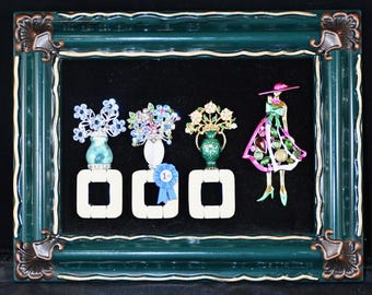 Exposición floral; Joyería artística enmarcada. ¡Composición floral original con broches vintage y una pieza ganadora del primer premio! 9"x7"