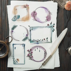 Puede incluir: Un conjunto de seis marcos florales de acuarela con una variedad de formas y tamaños. Los marcos están pintados en tonos de azul, morado y rosa, y presentan delicados detalles florales.