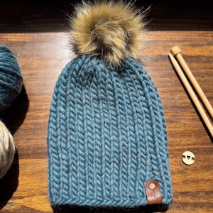 Cappello invernale lavorato a mano / Berretto di lana colorato / Pompon staccabile / Regalo per lei / Regalo fatto a mano / Berretto lavorato a maglia di lusso