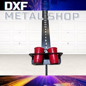 Può includere: Un portabicchieri in metallo nero con una scala di misurazione verticale, che contiene quattro bicchieri rossi. Il testo "DXF METAL SHOP" è visualizzato in alto. La scala è contrassegnata da numeri e ha una serie di fori.