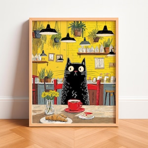 以下が含まれることがあります： カフェのテーブルに座っている黒猫の額装イラスト。猫は大きく丸い目をし、前を見ています。赤いコーヒーカップ、ソーサー、クロワッサン、ケーキがテーブルにあります。背景は黄色で、吊り下げられた植物と照明器具があります。
