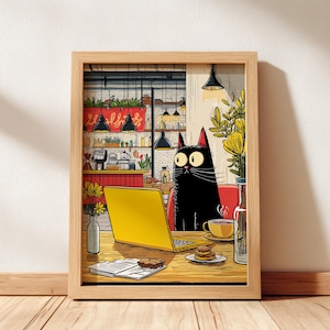 以下が含まれることがあります： カフェで黄色のノートパソコンで作業する黒猫を描いた額入りのアートプリント。イラストにはコーヒーカップ、ペストリー、花が含まれています。背景にはレンガの壁とカフェの装飾が描かれています。