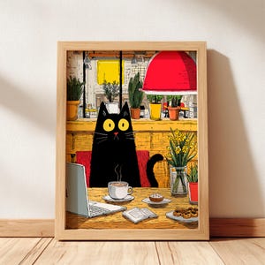 Op de afbeelding: Een ingelijste kunstdruk met een zwarte kat met gele ogen aan een tafel in een café. Op de tafel staan een laptop, koffie en gebak. De scène bevat een rode lamp en planten, in cartoonstijl.