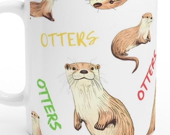 Può includere: Tazza in ceramica bianca con un motivo ripetuto di lontre in varie pose. Le lontre sono raffigurate in tonalità marroni e beige, con la scritta "OTTERS" in giallo, verde e rosso. La tazza ha un manico bianco.