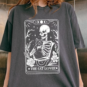 Der Katzenliebhaber Tarot Karte T-Shirt, Retro Komfort Katzen Shirt, lustiges Katzen Sweatshirt, Katzenliebhaber Geschenk, Metaphysische Grafik Rundhalsausschnitt, Skelett T-Shirt