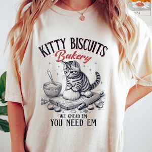 Retro Comfort Cat T-shirt, Kitty Biscuit Bakery Shirt, Cute Kitty Sweatshirt, Funny Baking Mom Gift, Aesthetic Bakery Crewneck, Cat Mama Tee