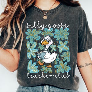 Camisa retrô confortável Silly Goose, camiseta floral do Clube de Professores, gola redonda fofa para a volta às aulas, presente de agradecimento aos professores, camiseta engraçada para professores