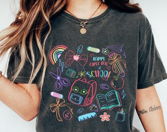 Camiseta "Feliz primer día de clases", camiseta para maestro de primaria, camiseta de regreso a clases, camisetas con doodles para maestros para el primer día de clases