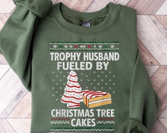 Felpa con scritta "Trofeo Marito Alimentato da Torte Albero di Natale", Maglietta Divertente Marito di Natale, Maglietta Umoristica per le Feste, Maglione di Natale con Torta Albero
