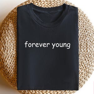 いつまでも若々しい快適さを演出するシャツ、若々しい自分を表現するTシャツ、若々しい心を保つスウェットシャツ、小さな赤ちゃんへの贈り物