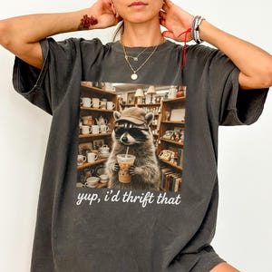 Sí, compraría esa camiseta de segunda mano, camiseta divertida de mapache para comprar ropa de segunda mano, sudadera de panda de basura, regalo de coleccionista, camiseta para amantes de la cristalería, camiseta retro para compradores de segunda mano.
