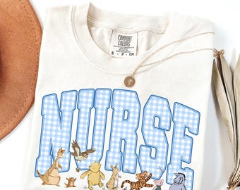 Sjuksköterska med björnmotiv i komfortfärger, t-shirt med ginghammotiv för legitimerad sjuksköterska, söt t-shirt med RN-motiv, LPN-outfits för pediatrisk sjuksköterska, gåva för barnsjuksköterska, kokett sjukskötersketopp