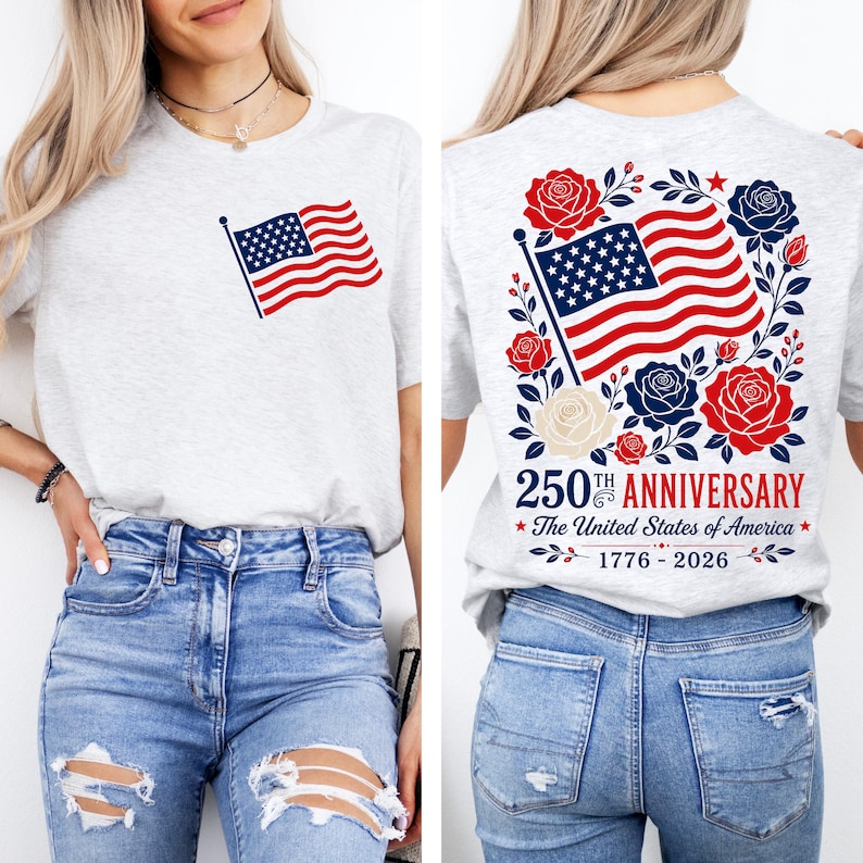 以下が含まれることがあります： 前面と背面にアメリカ国旗のデザインが施されたライトグレーのTシャツ。背中には「250th Anniversary The United States of America 1776-2026」の文字と、赤、白、青の花柄のデザインが施されています。