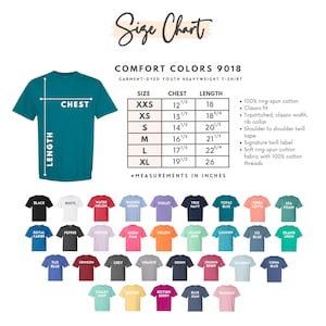 Puede incluir: Una camiseta juvenil Comfort Colors de color verde azulado con una tabla de tallas. La tabla enumera las medidas de pecho y largo en pulgadas para las tallas XXS a XL. La imagen tambi&eacute;n muestra una variedad de colores de camisetas.