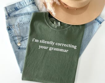 Camiseta "Corrijo tu gramática en silencio" de Comfort Colors®, regalo para profesores, camiseta para profesores de inglés, camiseta divertida de gramática, camiseta sarcástica para profesores
