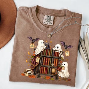 Comfort Colors® Geister-Leser-Shirt, Halloween-Bibliotheks-T-Shirt, Halloween-Lese-T-Shirt, Geschenk für Bücherliebhaber