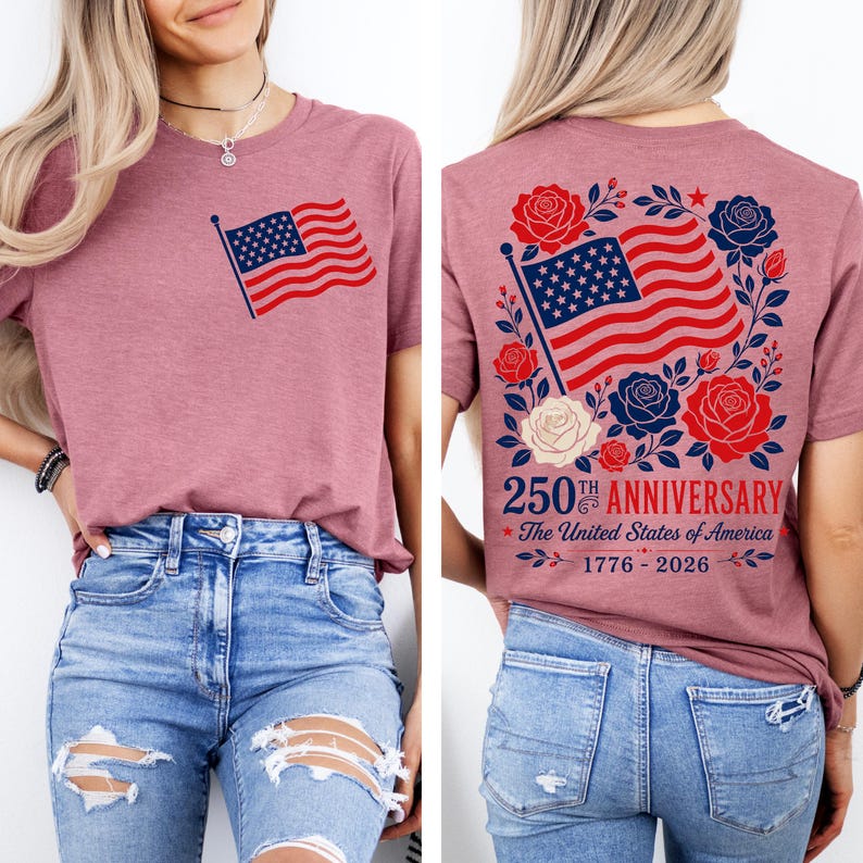 以下が含まれることがあります： 前面と背面にアメリカ国旗がプリントされたモーヴ色のTシャツ。前面には小さな旗のグラフィックがあり、背面には赤、白、青の花柄と「250th Anniversary The United States of America 1776-2026」の文字で囲まれた大きな旗のデザインが表示されています。