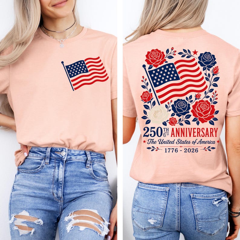 以下が含まれることがあります： 前面と背面にアメリカ国旗のデザインが施された、ピーチ色のTシャツ。背面には国旗、バラ、そして「250th Anniversary The United States of America 1776-2026」の文字が描かれています。